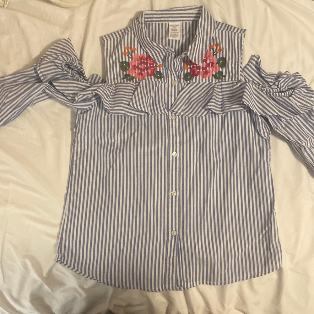 Arizona jean Botton down blouse with flower Embroidery peekaboo shoulders